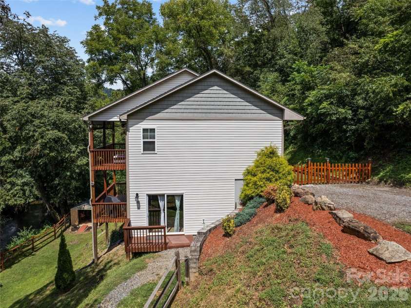 404 Loop Road, Clyde, NC 28721.  MLS# CAR4417771, YatesRealty ID 48787. 