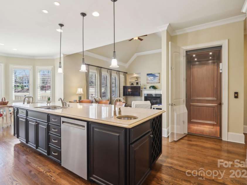 1322 Shinnecock Lane, Fort Mill, SC 29707.  MLS# CAR4239031, YatesRealty ID 4879. Custom cabinetry w/ crown rope accents, soft close drawers, roll out drawers, seeded glass front accent doors.