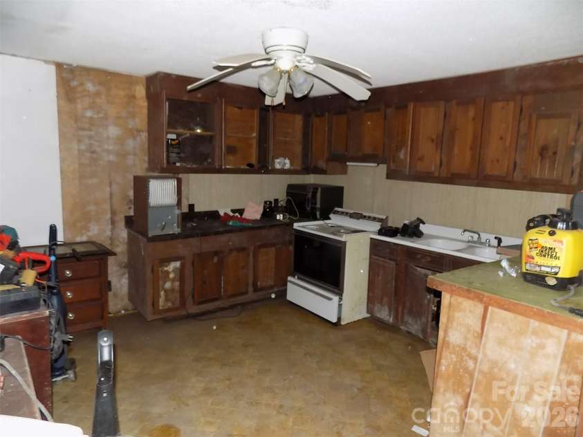 2605 Lowell Road, Gastonia, NC 28054.  MLS# CAR4358349, YatesRealty ID 4879. BASEMENT KITCHEN