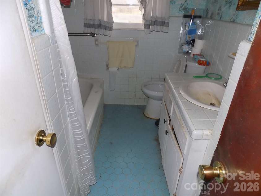2605 Lowell Road, Gastonia, NC 28054.  MLS# CAR4358349, YatesRealty ID 4879. FULL BATH
