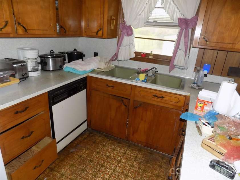 2605 Lowell Road, Gastonia, NC 28054.  MLS# CAR4358349, YatesRealty ID 4879. KITCHEN 