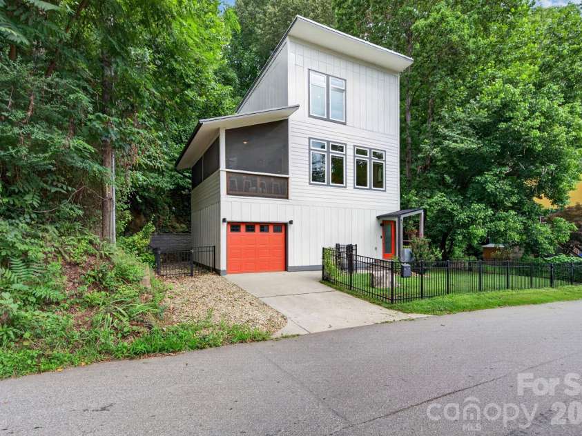 53 Waynesville Avenue, Asheville, NC 28806.  MLS# CAR4418368, YatesRealty ID 48790. 