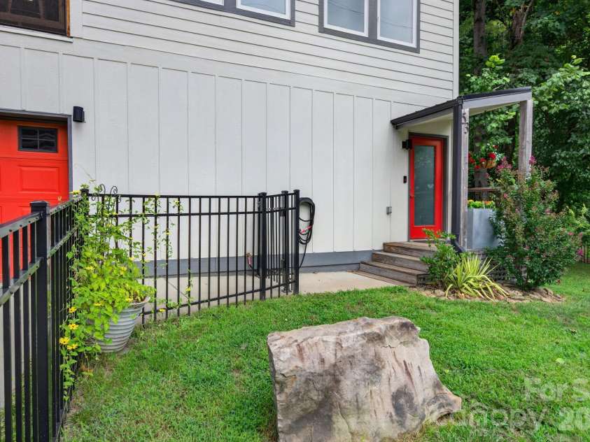 53 Waynesville Avenue, Asheville, NC 28806.  MLS# CAR4418368, YatesRealty ID 48790. 