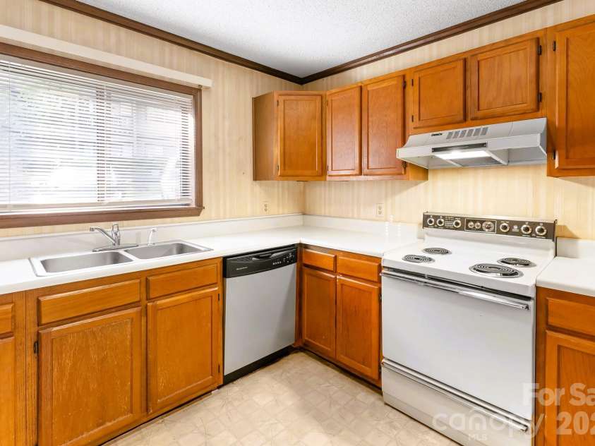 33 Lake Drive, Laurel Park, NC 28739.  MLS# CAR4414312, YatesRealty ID 48791. 