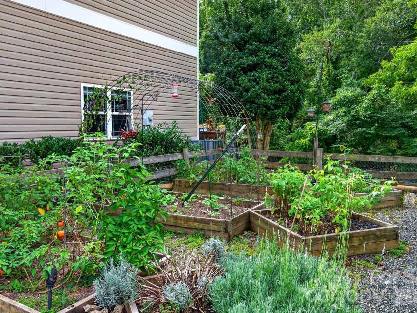 27 Mill Creek Loop, Asheville, NC 28806.  MLS# CAR4413270, YatesRealty ID 48792. 