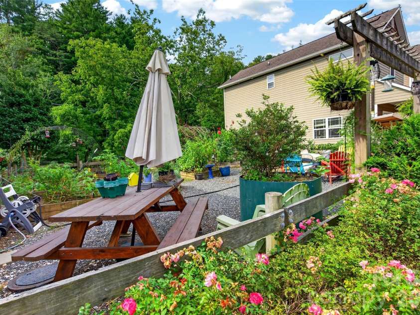 27 Mill Creek Loop, Asheville, NC 28806.  MLS# CAR4413270, YatesRealty ID 48792. 