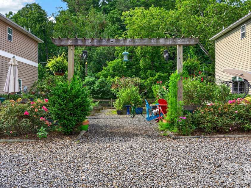 27 Mill Creek Loop, Asheville, NC 28806.  MLS# CAR4413270, YatesRealty ID 48792. 