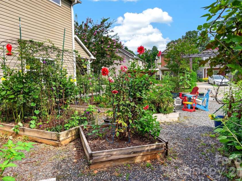 27 Mill Creek Loop, Asheville, NC 28806.  MLS# CAR4413270, YatesRealty ID 48792. 