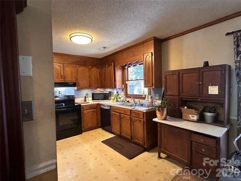 2825 Allenton Trails Lane, Charlotte, NC 28212.  MLS# CAR4415001, YatesRealty ID 48793. Kitchen