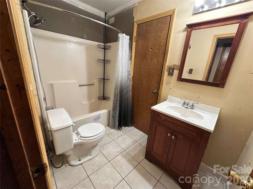 2825 Allenton Trails Lane, Charlotte, NC 28212.  MLS# CAR4415001, YatesRealty ID 48793. Second Full Bath