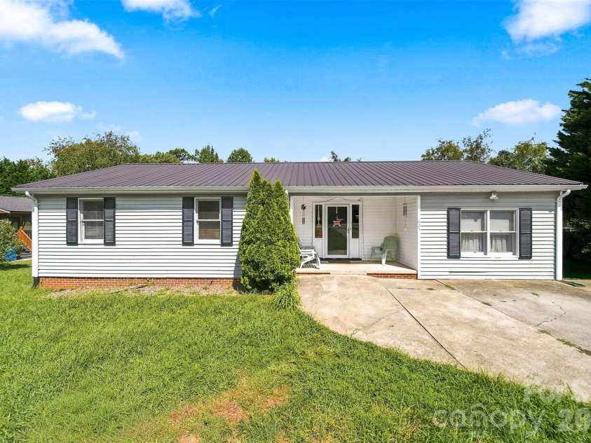 425 Heritage Farm Road, Hickory, NC 28601.  MLS# CAR4416733, YatesRealty ID 48796. 