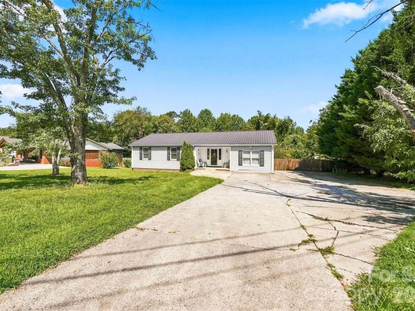 425 Heritage Farm Road, Hickory, NC 28601.  MLS# CAR4416733, YatesRealty ID 48796. 