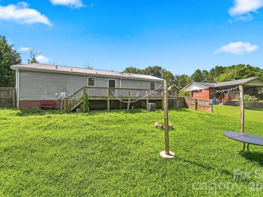 425 Heritage Farm Road, Hickory, NC 28601.  MLS# CAR4416733, YatesRealty ID 48796. 