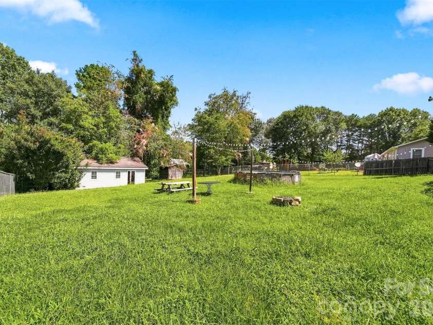 425 Heritage Farm Road, Hickory, NC 28601.  MLS# CAR4416733, YatesRealty ID 48796. 