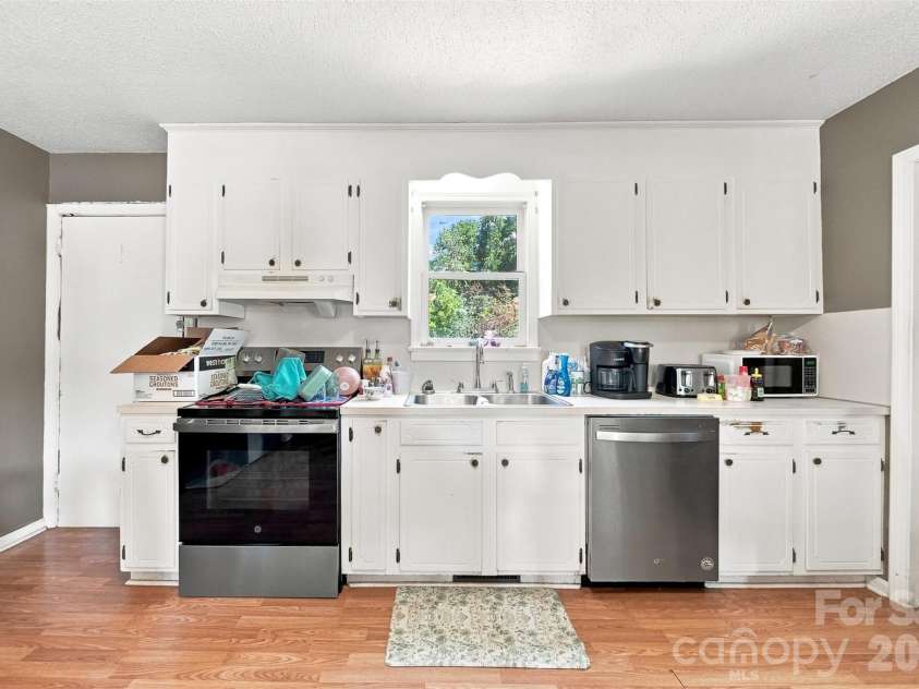 425 Heritage Farm Road, Hickory, NC 28601.  MLS# CAR4416733, YatesRealty ID 48796. 