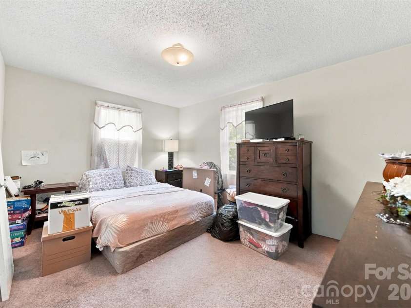 425 Heritage Farm Road, Hickory, NC 28601.  MLS# CAR4416733, YatesRealty ID 48796. 