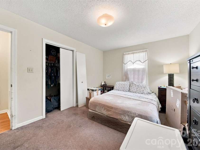 425 Heritage Farm Road, Hickory, NC 28601.  MLS# CAR4416733, YatesRealty ID 48796. 