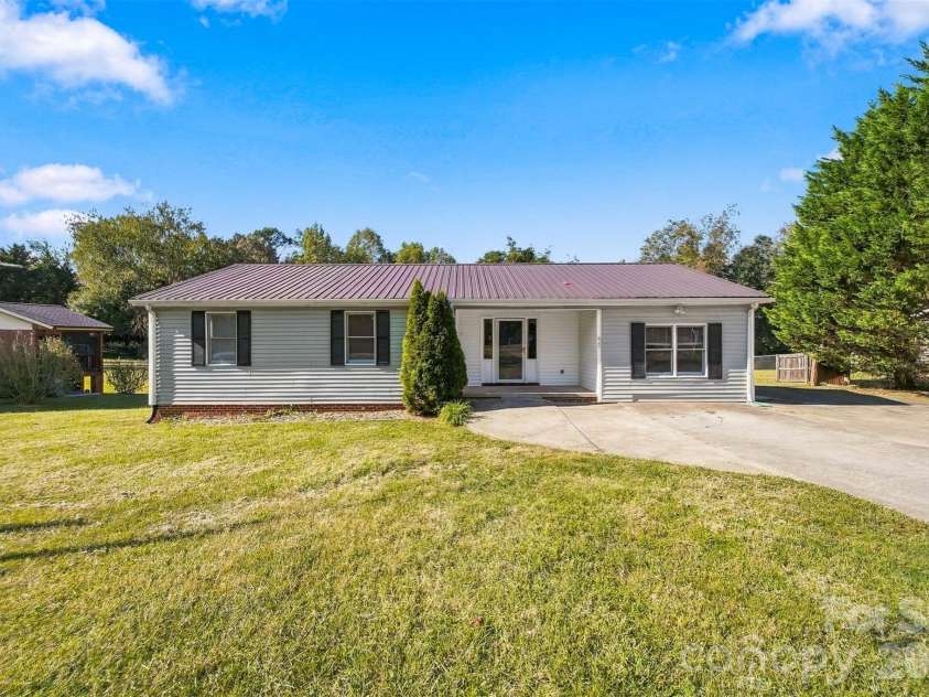 425 Heritage Farm Road, Hickory, NC 28601.  MLS# CAR4416733, YatesRealty ID 48796. 