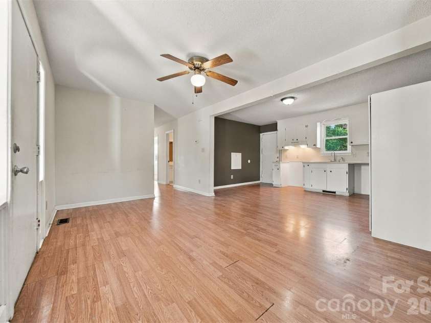 425 Heritage Farm Road, Hickory, NC 28601.  MLS# CAR4416733, YatesRealty ID 48796. 