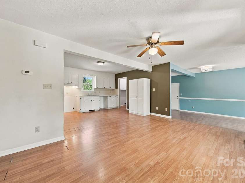 425 Heritage Farm Road, Hickory, NC 28601.  MLS# CAR4416733, YatesRealty ID 48796. 
