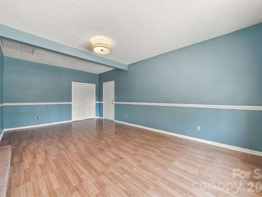 425 Heritage Farm Road, Hickory, NC 28601.  MLS# CAR4416733, YatesRealty ID 48796. 