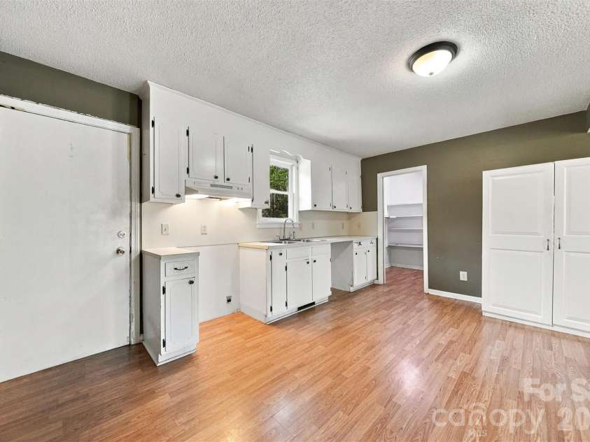 425 Heritage Farm Road, Hickory, NC 28601.  MLS# CAR4416733, YatesRealty ID 48796. 