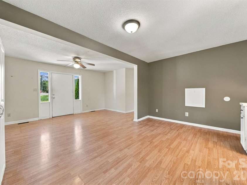 425 Heritage Farm Road, Hickory, NC 28601.  MLS# CAR4416733, YatesRealty ID 48796. 