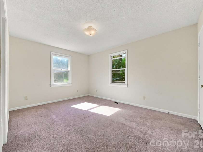 425 Heritage Farm Road, Hickory, NC 28601.  MLS# CAR4416733, YatesRealty ID 48796. 