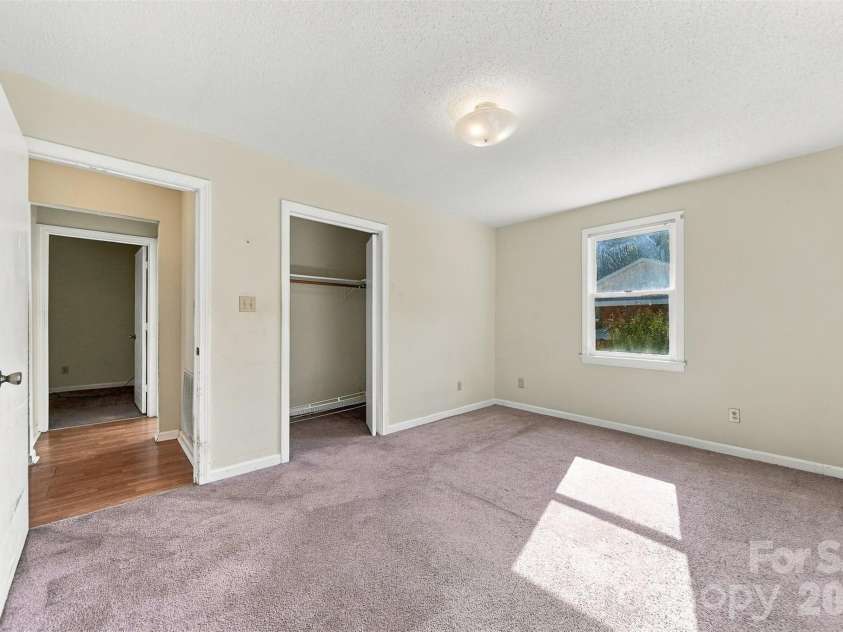 425 Heritage Farm Road, Hickory, NC 28601.  MLS# CAR4416733, YatesRealty ID 48796. 