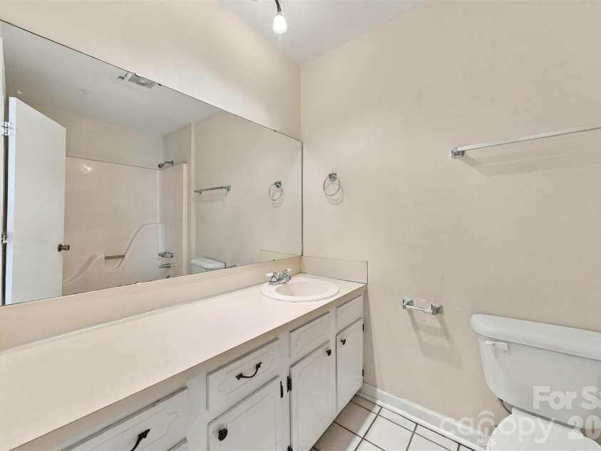 425 Heritage Farm Road, Hickory, NC 28601.  MLS# CAR4416733, YatesRealty ID 48796. 