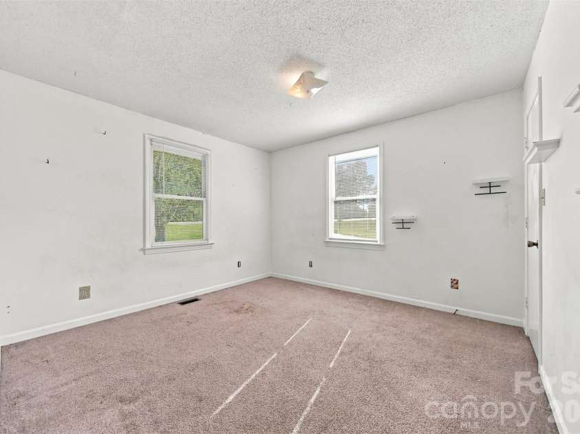 425 Heritage Farm Road, Hickory, NC 28601.  MLS# CAR4416733, YatesRealty ID 48796. 