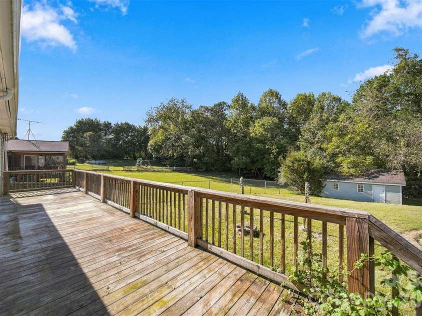 425 Heritage Farm Road, Hickory, NC 28601.  MLS# CAR4416733, YatesRealty ID 48796. 