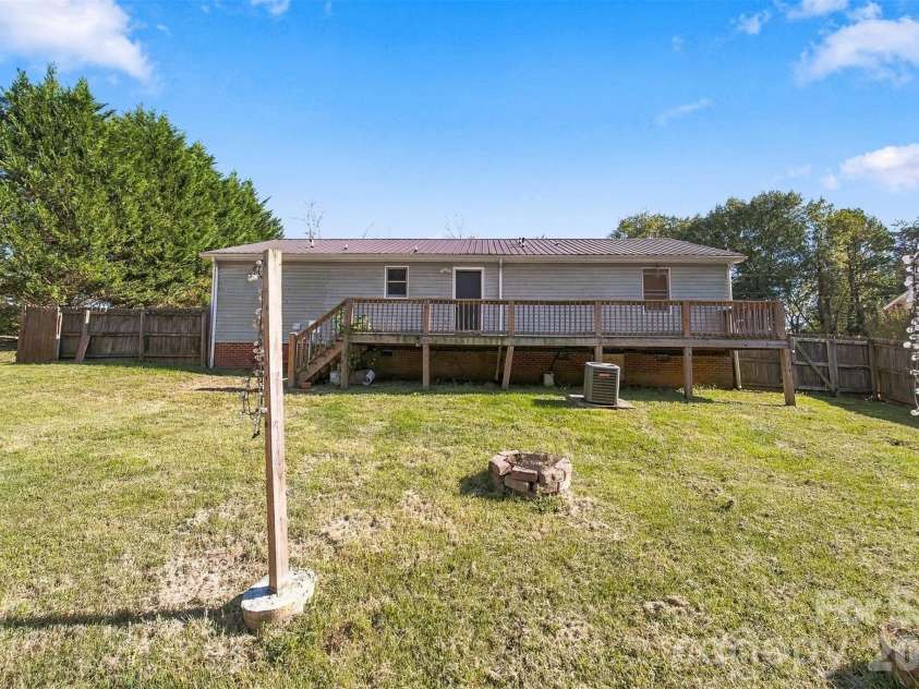 425 Heritage Farm Road, Hickory, NC 28601.  MLS# CAR4416733, YatesRealty ID 48796. 