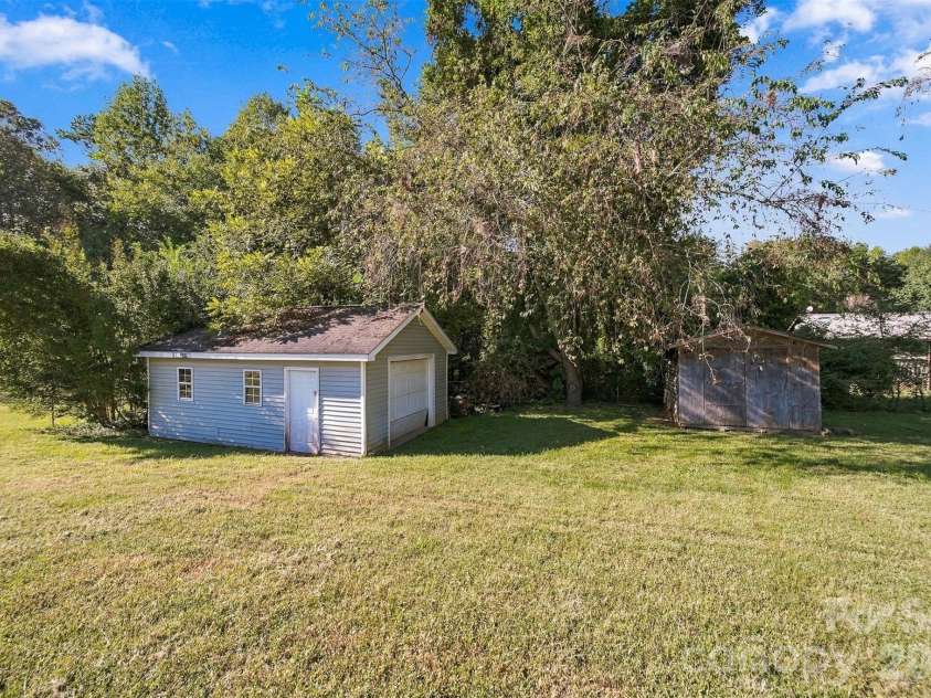 425 Heritage Farm Road, Hickory, NC 28601.  MLS# CAR4416733, YatesRealty ID 48796. 