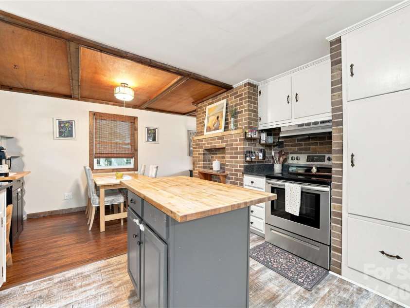 7704 Otts Circle, Stanley, NC 28164.  MLS# CAR4421199, YatesRealty ID 48801. Kitchen w/island