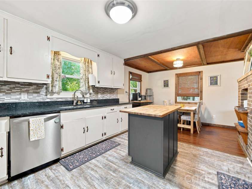 7704 Otts Circle, Stanley, NC 28164.  MLS# CAR4421199, YatesRealty ID 48801. Large Kitchen