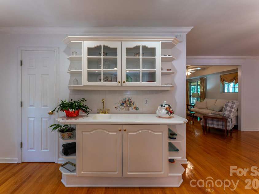 1886 Tanasee Gap Road, Balsam Grove, NC 28708.  MLS# CAR4421630, YatesRealty ID 48802. An upscale coffee or wet bar area