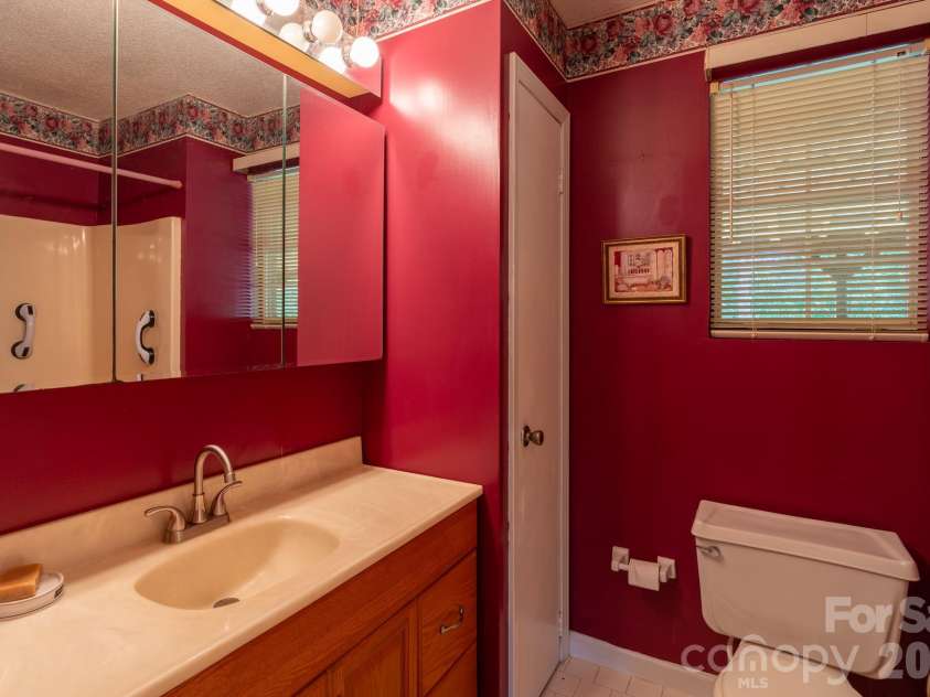 1886 Tanasee Gap Road, Balsam Grove, NC 28708.  MLS# CAR4421630, YatesRealty ID 48802. Full bath for your privacy, with two half baths on the main level there is no need to share your bathroom!