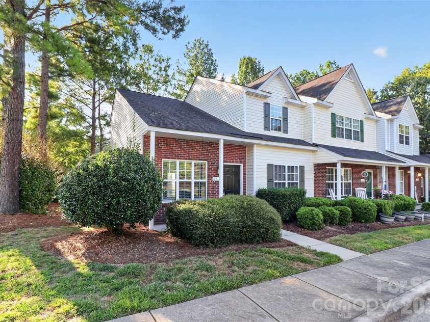 1712 Pergola Place, Charlotte, NC 28213.  MLS# CAR4420874, YatesRealty ID 48803. Beautiful landscaping