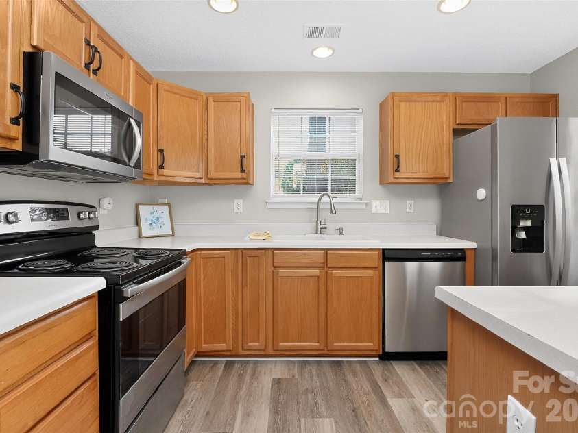 1712 Pergola Place, Charlotte, NC 28213.  MLS# CAR4420874, YatesRealty ID 48803. Updated Kitchen with new microwave and dishwasher