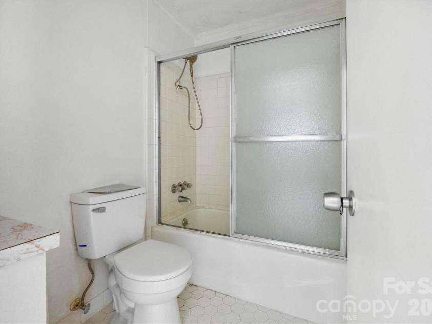 131 Baywatch Drive, Mooresville, NC 28117.  MLS# CAR4420132, YatesRealty ID 48806. Main level full bathroom