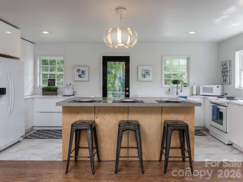 92 Salem Road, Weaverville, NC 28787.  MLS# CAR4421037, YatesRealty ID 48813. 