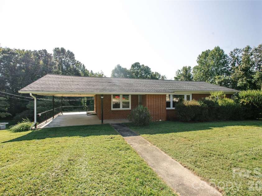 136 Marion Street, Marion, NC 28752.  MLS# CAR4419755, YatesRealty ID 48814. 