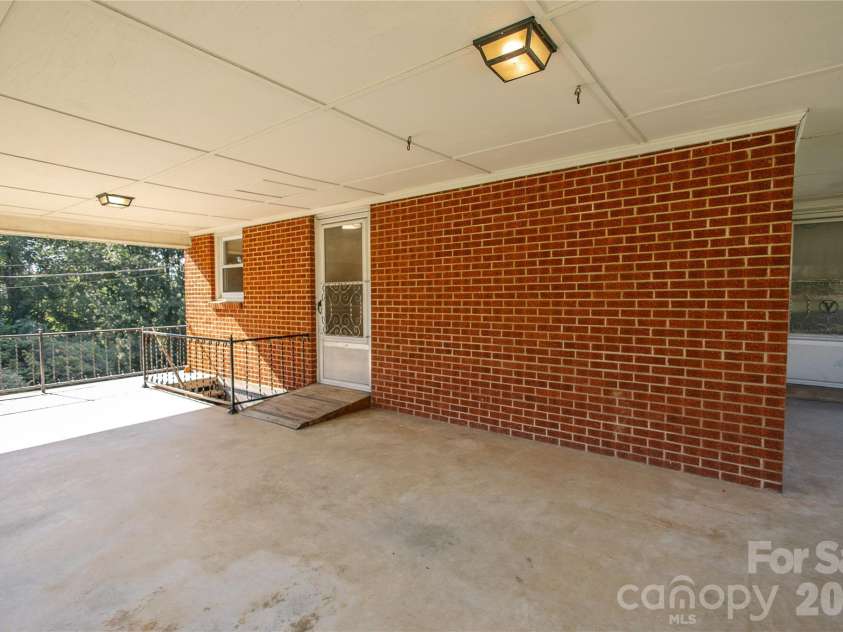 136 Marion Street, Marion, NC 28752.  MLS# CAR4419755, YatesRealty ID 48814. 