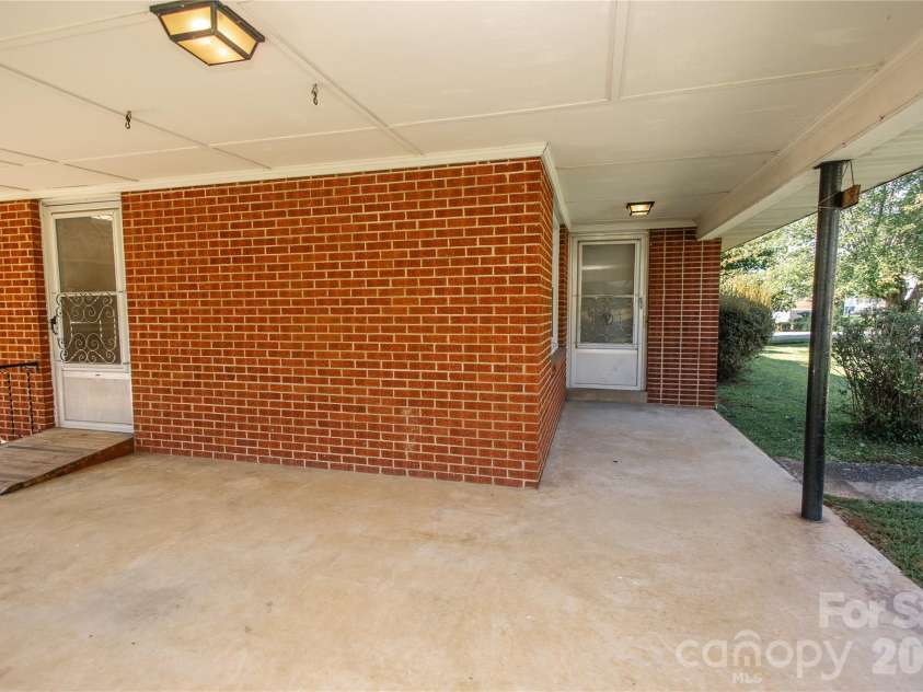 136 Marion Street, Marion, NC 28752.  MLS# CAR4419755, YatesRealty ID 48814. 