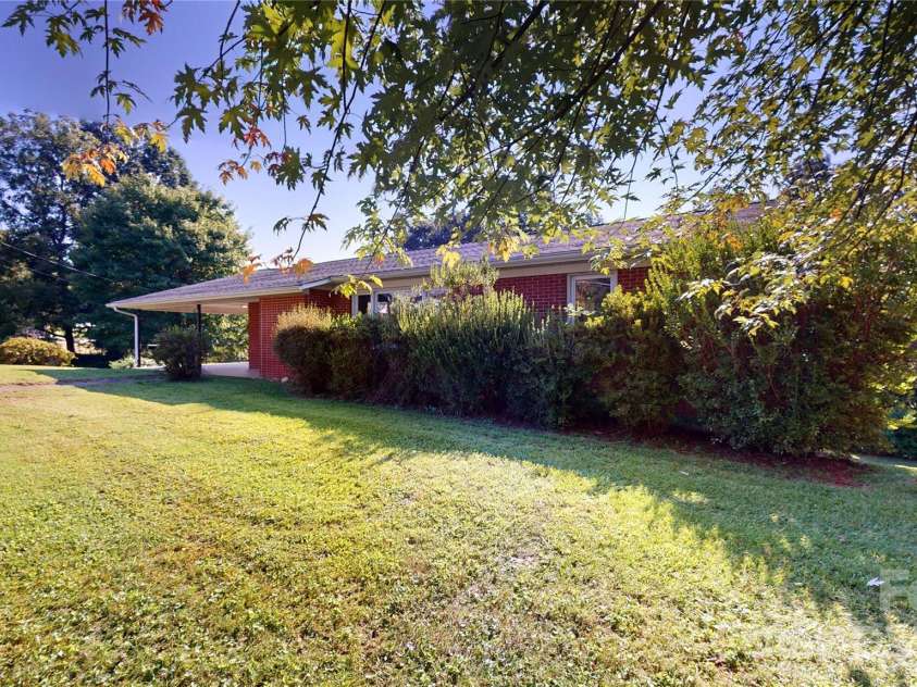 136 Marion Street, Marion, NC 28752.  MLS# CAR4419755, YatesRealty ID 48814. 