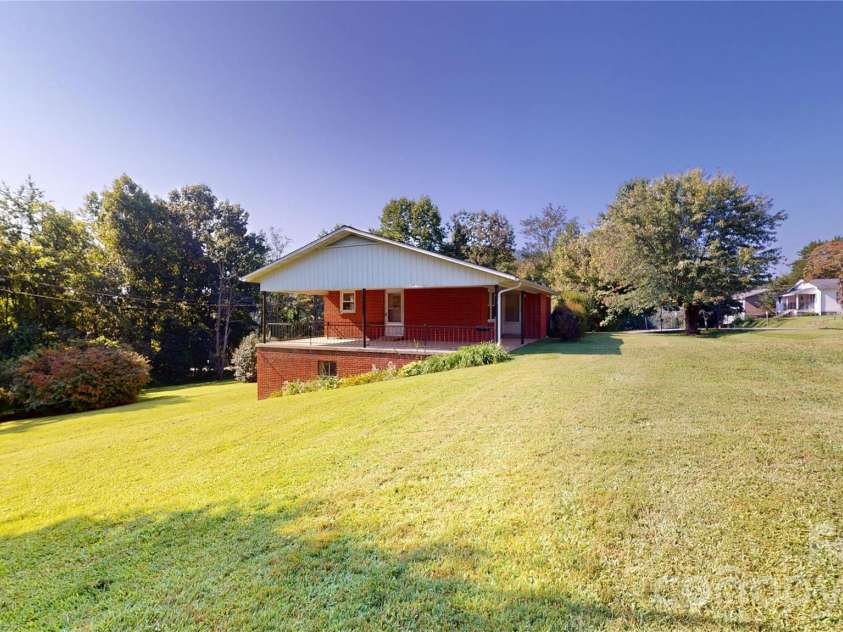 136 Marion Street, Marion, NC 28752.  MLS# CAR4419755, YatesRealty ID 48814. 