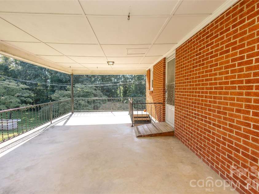 136 Marion Street, Marion, NC 28752.  MLS# CAR4419755, YatesRealty ID 48814. 