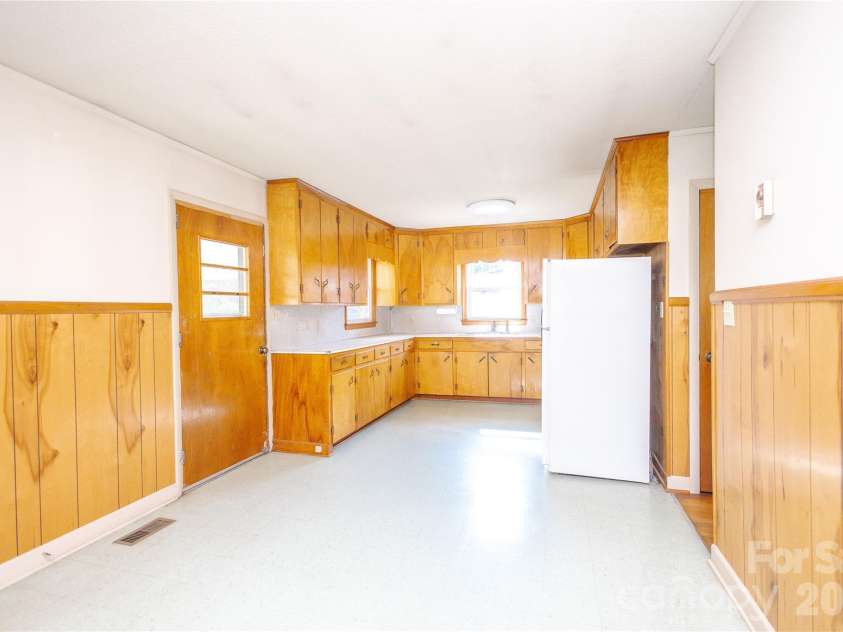 136 Marion Street, Marion, NC 28752.  MLS# CAR4419755, YatesRealty ID 48814. 