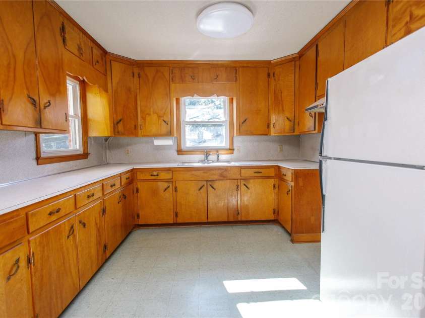 136 Marion Street, Marion, NC 28752.  MLS# CAR4419755, YatesRealty ID 48814. 
